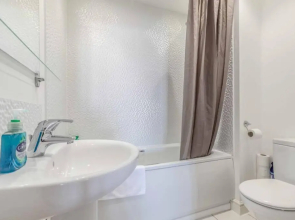 2 Bed & 2 Bath Modern Apartment - Free Parking