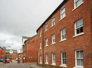 The Spires - Cosy apartment just outside of city centre