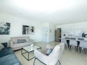 Pool side luxury suite at Royal Park-New Listing