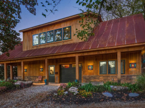 Falling Water Chalet Upper Unit: Near Bike Trails!