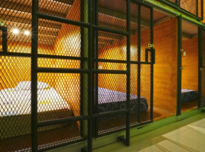 Kabin Kapsul Kayu Jati I Hostel