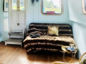 5 Star Stunning Houseboat, no Experience Required! Enjoy the Most Romantic Trip!