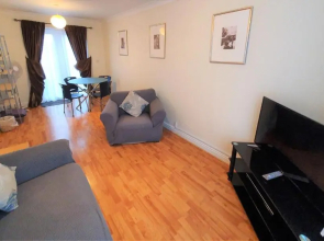 Friars Walk houses with 2 bedrooms, 2 bathrooms, fast Wi-Fi and private parking