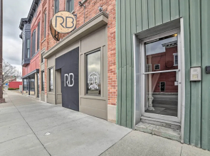 Downtown Loft Apartment, Steps to Riverfront!