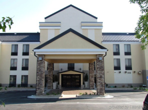 Holiday Inn Express & Suites - Interstate 380 at 33rd Avenue by IHG