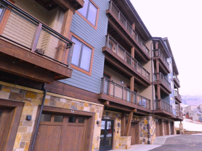 Crested Mountain North by CB Lodging