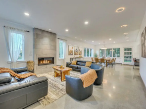 Waterfront Patio! Stylish Family Home in Everett