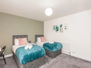 Leeds 4-bed House - Sleeps 9, Free Parking & Wifi