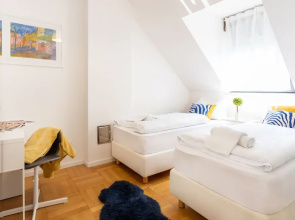 Cozy and Bright Duplex Near City Center