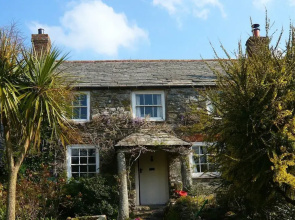Rustic Cottage w/ hot tub in Treburgett, Cornwall