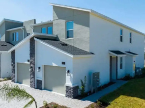 Modern 2Bd Townhome Minutes to Disney w Waterpark