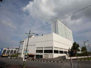 Place2Stay - Opposite Hilton