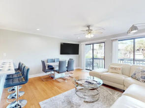 2BR Updated Dog-friendly Condo w/ Pool & Tennis
