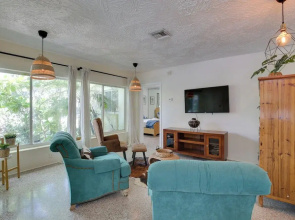 Walk to Ocean: Chic Deerfield Beach Cottage!