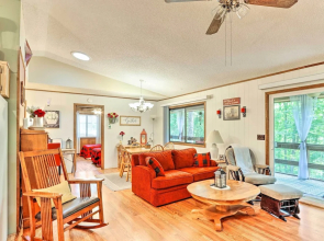 Quaint Murphy Cabin in Serene Wooded Setting!