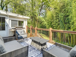 Hendersonville Haven w/ Fire Pit, Grill, Deck!
