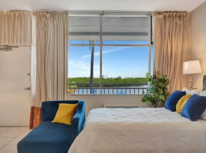Watch the Dolphins Large Balcony Suite and Heated Pool