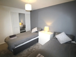 3 Bed House - Sleeps 6 - Parking - Pets - Garden