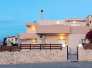 7 bedroom villa with pool, 700m from the beach!