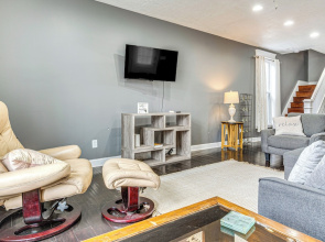 3 Mi to Dtwn Indy: Bright Home w/ Furnished Deck