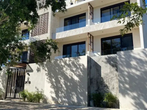 Deluxe Studio Direct Exit to the Pool