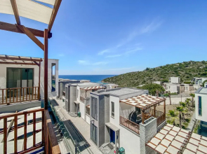 Sea View House w Balcony 3 min to Beach in Milas