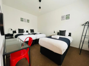 Cheerful 5-Bedroom with Free Parking (Adults Only)