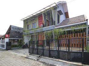 RedDoorz near Hartono Mall