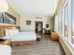 Отель Radisson Blu Hotel, Dubai Canal View