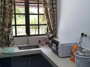 MRI Homestay Sg Buloh - Village Bungalow with Swimming Pool
