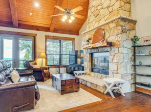 Scenic View! Lake Travis Cabin Near Wedding Venues