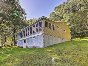 Beach Lake Cabin on Delaware River w/ Sunroom!