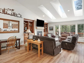 Super Coop 5 Bedroom Home by RedAwning, Bend