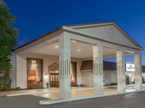 Clarion Hotel & Suites