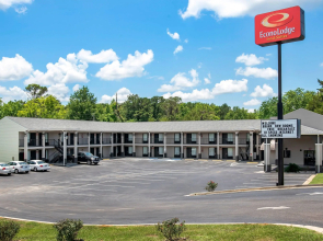 Econo Lodge Inn & Suites Evergreen
