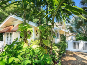 Mango Haus 2bd 2ba Private Pool and Parking