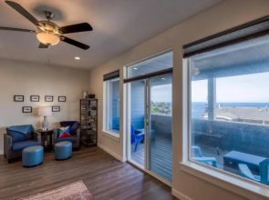 Oceanview Townhome - Pet Friendly - Sleeps 6 - King