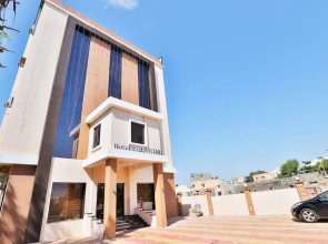 OYO 23174 Hotel Parth Inn