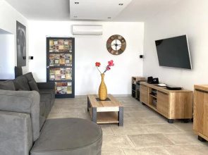Reposante villa avec grande piscine