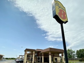Super 8 by Wyndham Shawnee