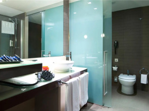 Отель Barcelona Condal Mar Affiliated by Meliá