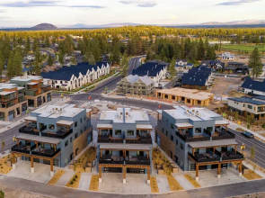 Sleeps 40! 8 Modern Units/20 Bdrs w/ Deck+hot Tub, 10mins to Downtown & Old Bend