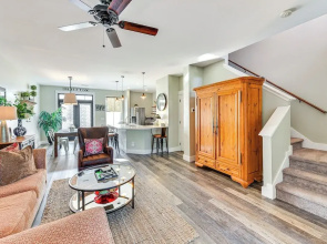 1 Mi to Old Town: Cheerful Bluffton Townhome!