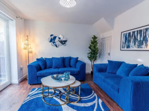 Stylish 3-bedroom House With Parking - Sleeps 6