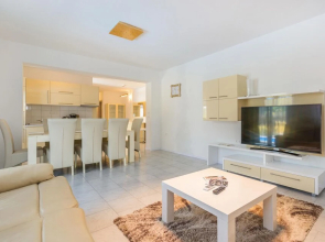 Beautiful Home in Perci With Wifi and 4 Bedrooms