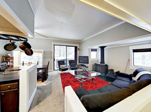 350 Yards To Lift! Private Hot Tub 3 Bedroom Townhouse