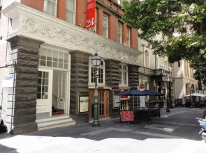 Metro Apartments on Bank Place