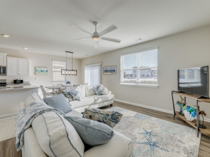 Shuttle to the Beach! Spacious Home in Millville