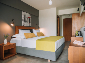 Отель Amphitryon City