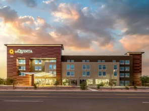 La Quinta Inn & Suites by Wyndham Phoenix West / Glendale